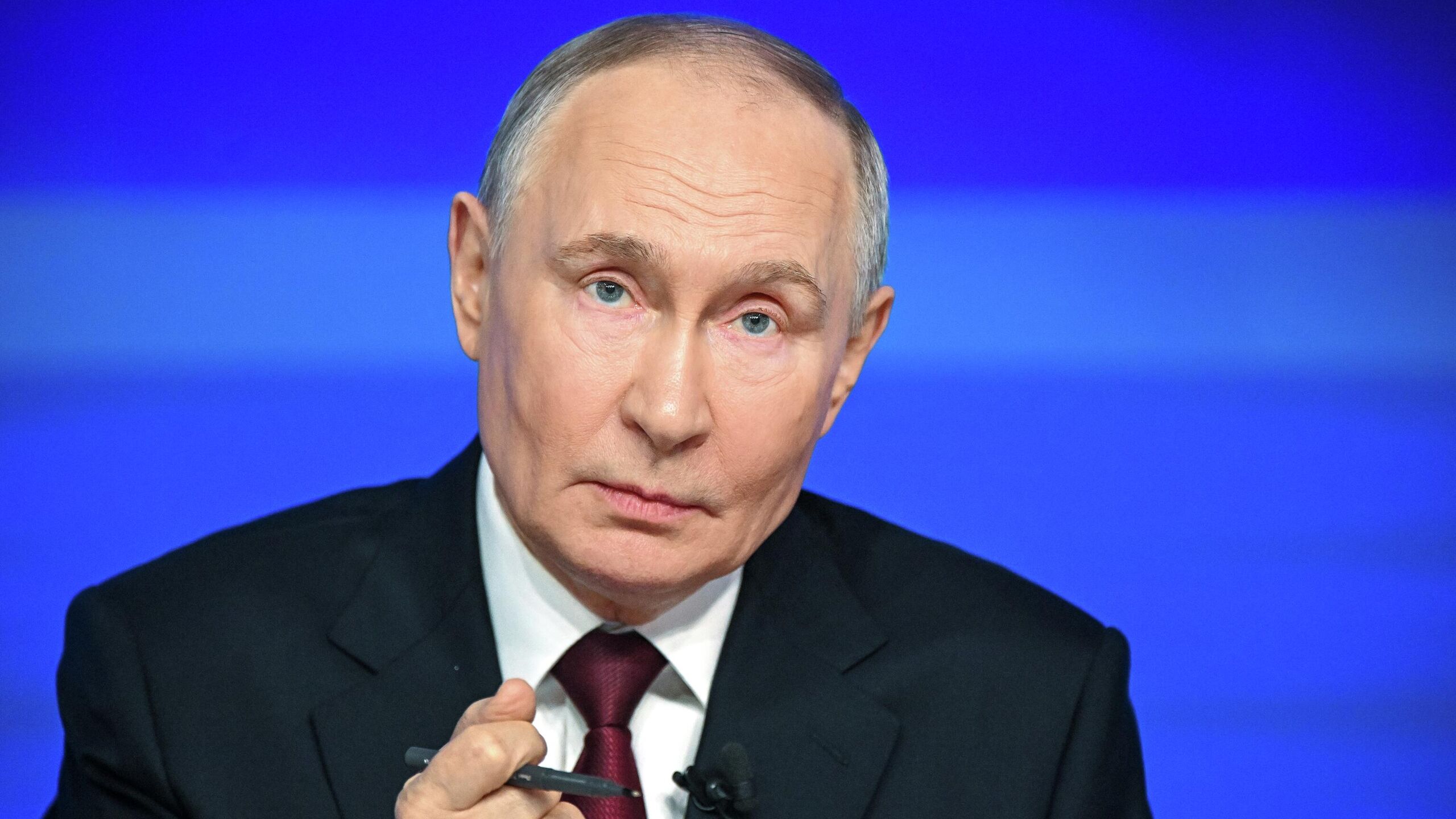 Глава земельной группы Христианско социального союза ХСС в бундестаге Александр Хоффманн высказался в поддержку прямых переговоров европейских стран с президентом России Владимиром Путиным пишет немецкое издание Handelsblatt Глава земельной группы Христианско социального союза ХСС Александр Хоффманн в целом поддержал идею прямых переговоров европейцев с президентом России Владимиром Путиным пишет издание По мнению депутата при этом важно чтобы Европа говорила единым голосом Самоощущение Европы должно заключаться в том чтобы быть игроком на этом поле приводит издание слова Хоффманна из интервью немецкому информагентству dpa Он добавил что необходимо отстаивать европейские интересы И это можно и нужно делать и в разговорах с Путиным сказал он