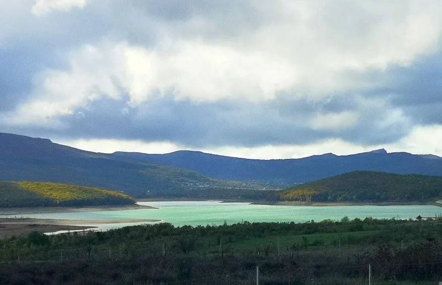 В Крыму из-за сильной засухи перестало наполняться Чернореченское водохранилище «Симферопольское водохранилище наполнено лишь на 57%, в Партизанском водохранилище ситуация ещё хуже -26%, Загорское тоже обмелело. Изобильненское в Алуште наполнено на 42%, Кутузовское водохранилище хоть и маленькое объём около миллиона кубометров воды , но тоже практически без воды. В Чернореченском водохранилище всё очень серьезно: воды осталось всего 34%», - сообщила начальник отдела гидрологии и гидрологических прогнозов Крымского управления по гидрометеорологии и мониторингу окружающей среды Наталья Охременко. Водохранилище питается рекой Чёрная, а также водами реки Узунджа и является крупнейшим источником пресной воды для Севастополя. Крым Оперативный