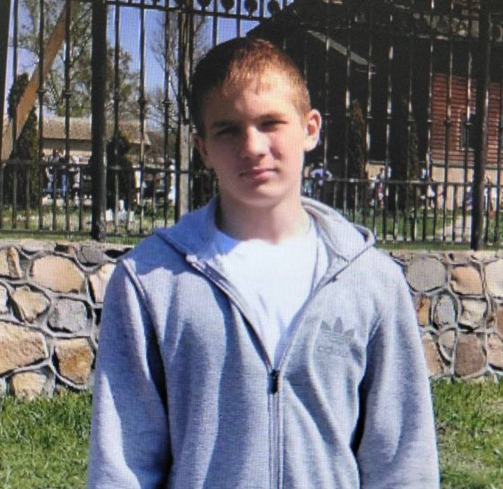 14 летний подросток пропал в Курске Полицейские разыскивают Егора Харламова который накануне ушел из дома на улице Семеновской Сейчас полицейские отрабатывают круг общения несовершеннолетнего и общественные места Пропавший был одет в черную куртку и красную кепку с собой у него была черная сумка Всех кто располагает информацией о местонахождении подростка правоохранители просят позвонить в дежурную часть УМВД по Курску по телефону 36 66 66 или 02 Мы в Max