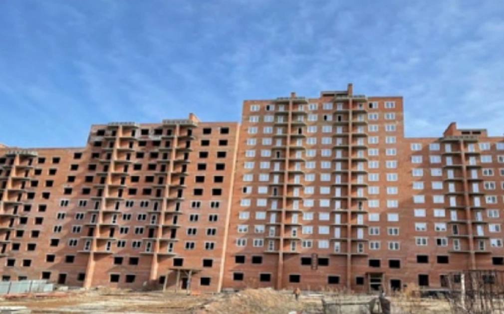 Третий долгострой в ЖК Московский в Уфе выставили на торги за 341 млн Фонд развития территорий ФРТ выставил на торги земельный участок в ЖК Московский на улице Сун Ят Сена в Уфе с недостроенным домом По данным РБК Уфа высотку на этой территории строила компания Зеленая Роща группы Госстрой экс депутата уфимского горсовета Кирилла Бадикова Начальная цена лота установлена на уровне 341 млн руб торги назначены на 28 ноября Площадь земельного участка составляет 0 66 га долгострой на нем не стоит на кадастровом учете По проекту высотка площадью 16 8 тыс квадратных метров была рассчитана на 234 квартиры Всего в Московском строили четыре высотных дома четыре фирмы группы компаний Госстрой все они были признаны банкротами Ранее ФРТ продал два участка в этом ЖК Участок с долгостроем компании Литер 4 за 490 3 млн руб выкупил СЗ Новое время 4 дом Городских проектов приобрел СЗ Новое время 3 за 770 млн руб РБК УФА