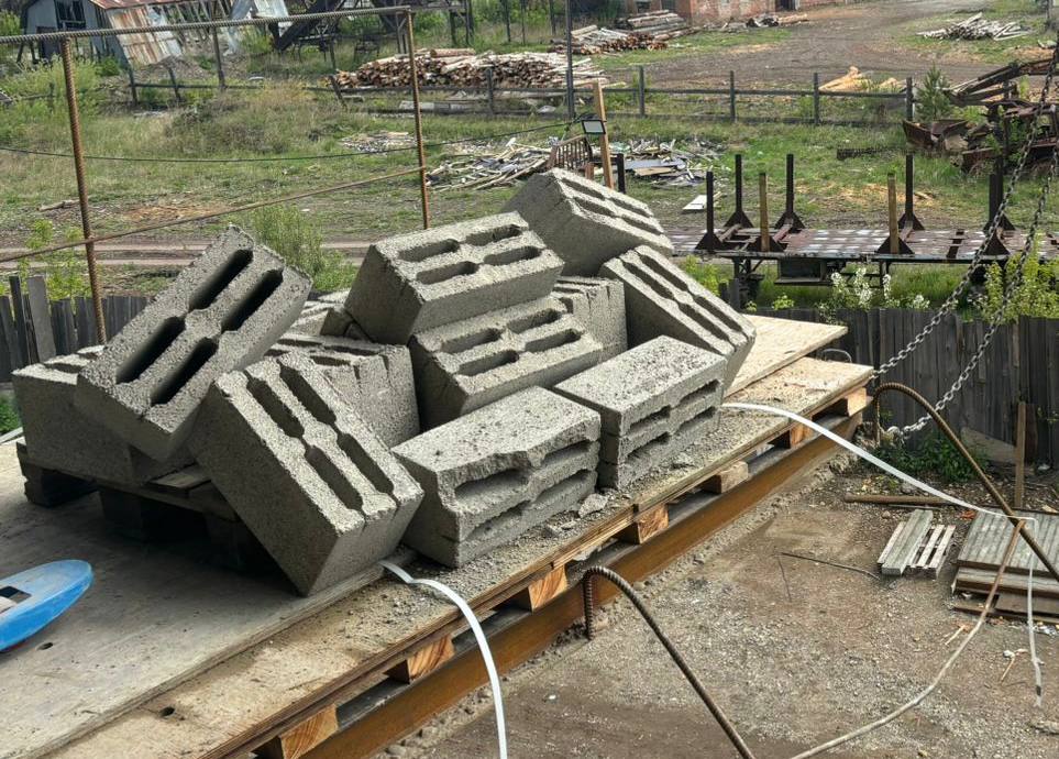 В Иркутске рабочий погиб на стройке: упал с высоты и оказался под завалами. На стройплощадке на улице Сарафановской 43-летний мужчина стоял на поддоне с бетонными блоками, но тот внезапно накренился. Рабочий упал и оказался под тяжёлыми плитами. СК начал проверку — выясняют, были ли соблюдены правила безопасности на объекте и как всё было организовано. Подписаться Прислать новость