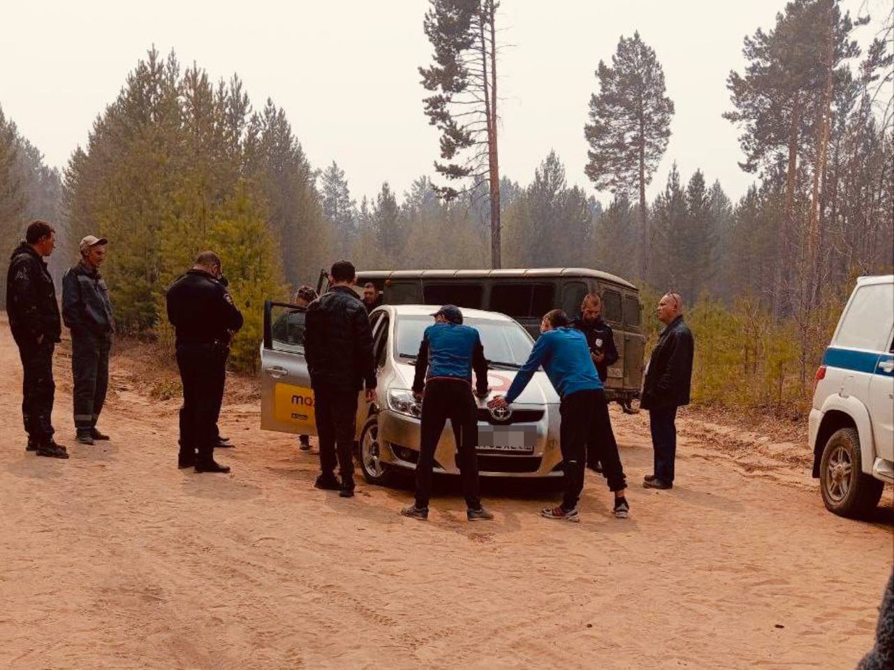 В УМВД рассказали, что в отдел полиции доставлены трое человек. Из своими силами задержали волонтеры. Сейчас правоохранители выясняют причины нахождения мужчин в лесу. Пока на каждого составили административные протоколы за посещение леса в период запрета. Чита•Сегодня Предложить свою новость —