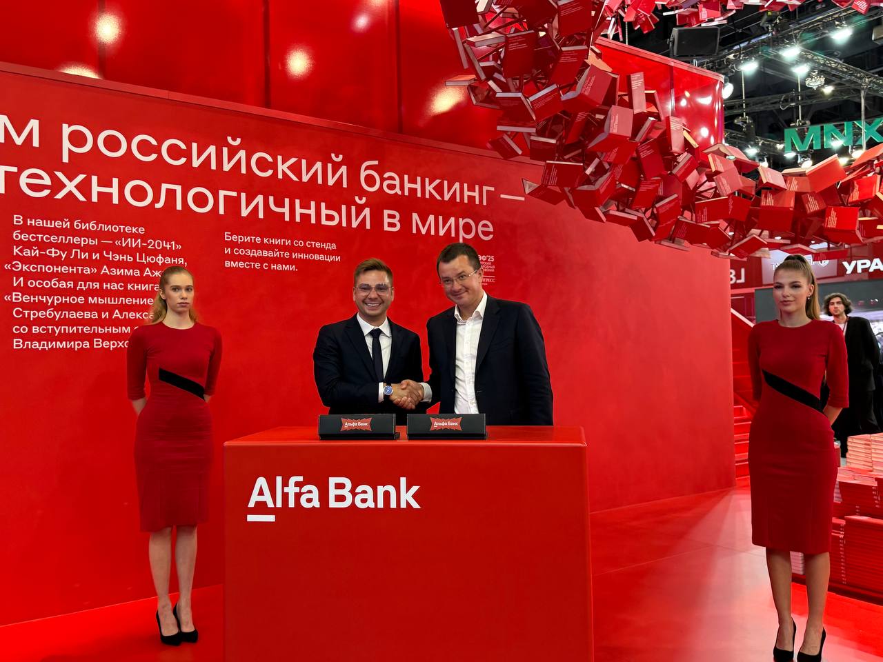 АО «ЭНКО.КОРПОРАЦИЯ» и АО «Альфа-Банк» подписали соглашение о стратегическом сотрудничестве на ПМЭФ-2025 На Петербургском международном экономическом форуме стороны заключили соглашение на 5 лет о развитии партнерства. Документ предусматривает совместную разработку синтетических кобрендинговых долговых инструментов, развитие многоагентной финансово-инвестиционной платформы, коадаптацию банковских и цифровых продуктов, а также внедрение современных цифровых интерфейсов в операционную деятельность. В приоритете — финансирование цифровой экосистемы сервисов для владельцев недвижимости и развитие комплементарных активов застройщика. В планах: Альфа-Банк рассмотрит возможность кредитования строительства новых объектов в регионах присутствия девелопера. Выпуск цифровых финансовых активов эмитента ООО «ЭНКО. КАПИТАЛ» на платформе А-Токен. Реализация зарплатного проекта и открытие расчётных счетов для управляющих компаний, обслуживающих более 80 тыс. кв. м. недвижимости. Также компании собираются вместе продвигать продукты на цифровых и офлайн-платформах и регулярно обмениваться данными для повышения эффективности проектов.