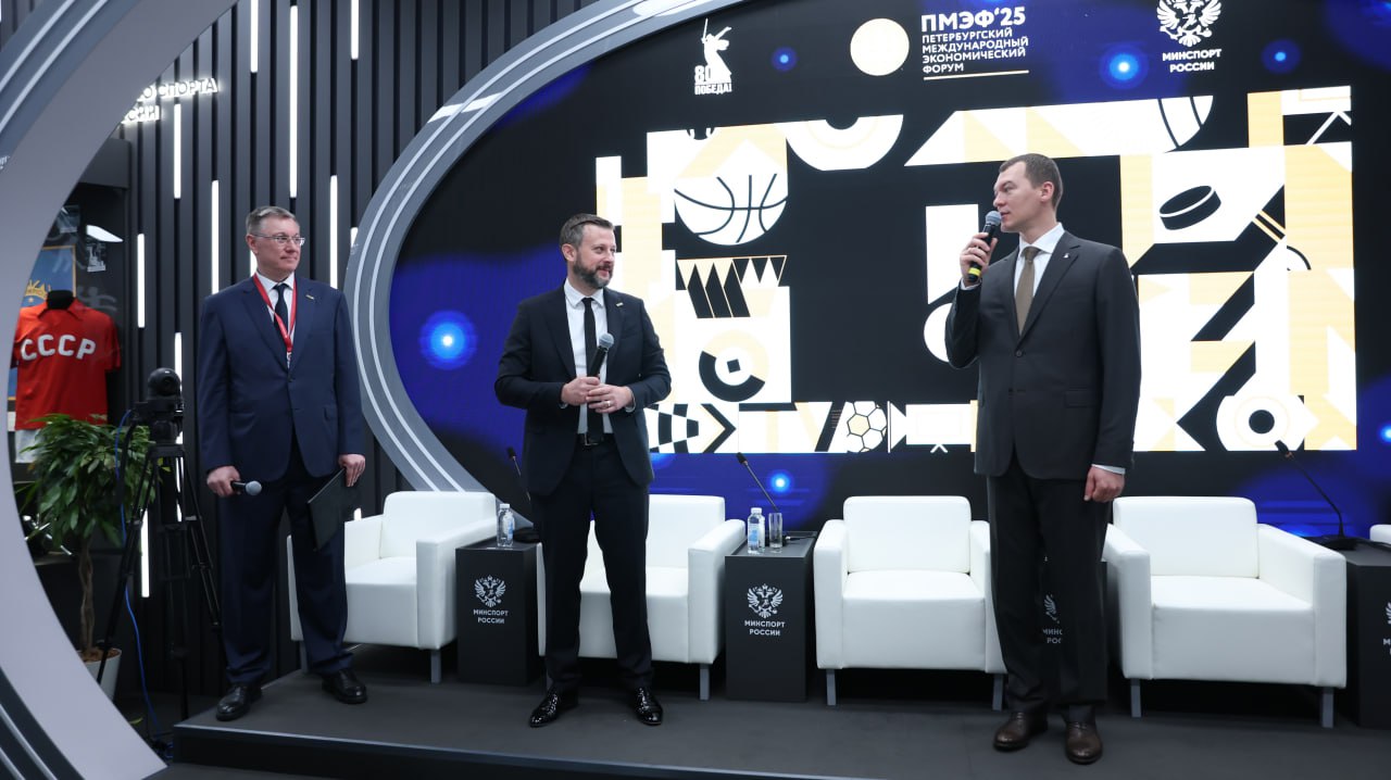 Матч ТВ на ПМЭФ-2025: презентация нового логотипа, шесть соглашений, две панельные сессии и турнир по паделу Это были очень насыщенные дни. Давай расскажем обо всем чуть подробнее Новый логотип в честь десятилетия – красота. Представили его на стенде Министерства спорта РФ при участии Министра спорта России и главы ОКР Михаила Дегтярева. Он так же тепло высказался о нашем канале: «С юбилеем, дорогие! Вам огромное спасибо от всех болельщиков, от меня лично, от министерства спорта и Олимпийского комитета за то, что вы стали главным источником информации для нас, болельщиков по всем видам спорта» Подписали шесть соглашений о сотрудничестве между Матч ТВ и всероссийскими спортивными федерациями по биатлону, легкой и тяжелой атлетике, водным видам спорта, дзюдо и паделу. Подробнее – здесь и здесь Организовали стратегическую сессию «Спорт и ТВ: вместе к успеху». В ней приняли участие Михаил Дегтярев, Александр Тащин, Максим Митрофанов, Валерий Карпин, Никита Нагорный, Андрей Кириленко и Валентин Голованов. Модератором выступил Василий Конов. Так же генеральный продюсер Матч ТВ Александр Тащин принял участие в сессии НТВ «Медиареволюция: как современные технологии повлияют на телевизионный и OTT-видеоконтент» А ещё во время ПМЭФ прошел турнир по паделу Bandeja Cup 11 «Кубок Матч ТВ». В соревнованиях приняли участие Александр Тащин, первый заместитель генерального продюсера телеканала Дмитрий Рыжков, президент РПЛ Александр Алаев и звездные спортсмены «Газпром‑Медиа Холдинг» выступает генеральным медиапартнером ПМЭФ‑2025. Фонд Росконгресс