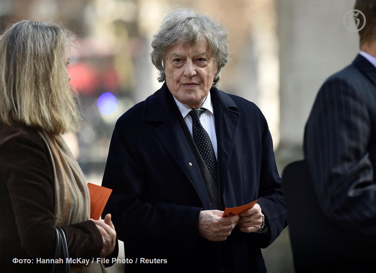 Умер британский драматург Том Стоппард Ему было 88 лет С глубокой скорбью сообщаем что наш уважаемый клиент и друг Том Стоппард скончался в окружении своей семьи в своем доме в Дорсете Его будут помнить за его произведения за их блеск и человечность за его остроумие дерзость щедрость духа и глубокую любовь к английскому языку Для нас было честью работать с Томом и знать его говорится в заявлении United Agents Том Стоппард автор пьес Аркадия Розенкранц и Гильденстерн мертвы Леопольдштадт Берег Утопии и многих других Он также был сценаристом таких фильмов как Влюбленный Шекспир за который получил премии Оскар и Золотой глобус и Анна Каренина kommersant