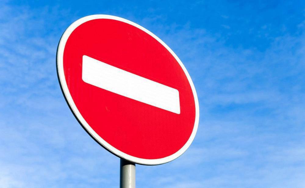 На перекрестке улиц Теннисной и Краснодонской в Самаре временно ограничат движение транспорта В Промышленном районе Самары, на пересечении улиц Теннисной и Краснодонской, с 06:00 7 апреля до 23:59 15 мая будет ограничено движение транспорта. Это необходимо для обеспечения безопасности в период строительно-монтажных работ, связанных с подключением объекта жилой застройки к централизованной системе водоотведения поверхностных сточных вод. Обращаем внимание автомобилистов на необходимость заблаговременно планировать свои поездки, выбирать для объезда соседние улицы, соблюдать правила дорожного движения. В том числе - учитывать требования технических средств организации дорожного движения, которые будут смонтированы на период производства работ.