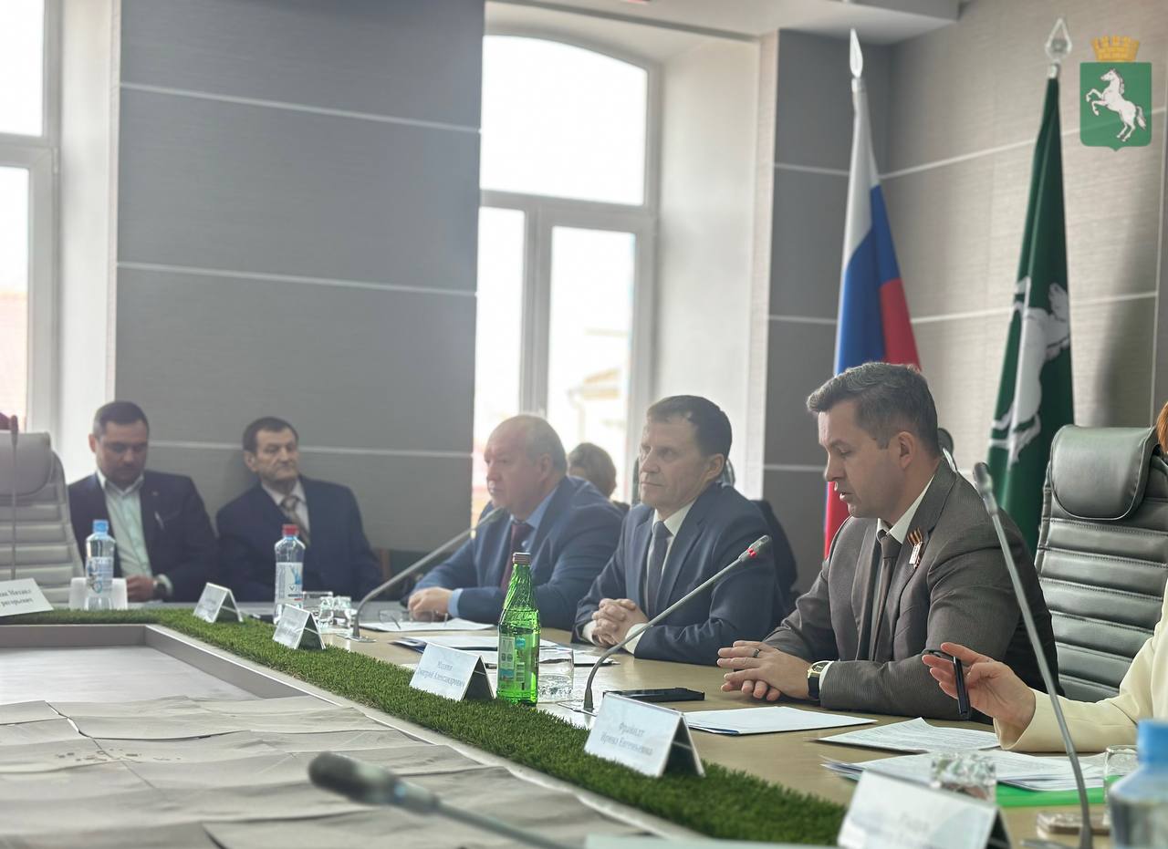 Очередное заседание трехсторонней комиссии прошло в канун Праздника весны и труда В администрации Томска прошло заседание трехсторонней комиссии по регулированию социально-трудовых и связанных с ними экономических отношений на территории города. В начале заседания мэр Томска Дмитрий Махиня поздравил участников комиссии с наступающим Праздником весны и труда и вручил отличившимся работникам организаций благодарственные письма губернатора Томской области и юбилейные медали «420 лет городу Томску». - Наш город находится в постоянном открытом диалоге с работодателями и профсоюзами региона, мы работаем в рамках соглашения о социальном партнерстве. Результаты нашего взаимного сотрудничества видны: улучшаются условия труда, растет социальное благополучие томичей. Больше внимания уделяется занятости школьников. Это важный фактор укрепления трудовых традиций и воспитания молодежи в духе уважения труда и профессионального мастерства, - отметил градоначальник и поблагодарил участников за работу. Координатор комиссии - заместитель мэра Томска по экономическому развитию Ирина Фрайндт вручила представителям сторон социального партнёрства Почётные грамоты трёхсторонней комиссии по регулированию социально-трудовых и связанных с ними экономических отношений. Заседание комиссии продолжилось рассмотрением вопросов временной занятости несовершеннолетних томичей в летний период и организации санаторно-курортного лечения работников муниципальных организаций. Также участники встречи обсудили мероприятия, приуроченные к празднованию 80-летию Победы в Великой Отечественной войне.