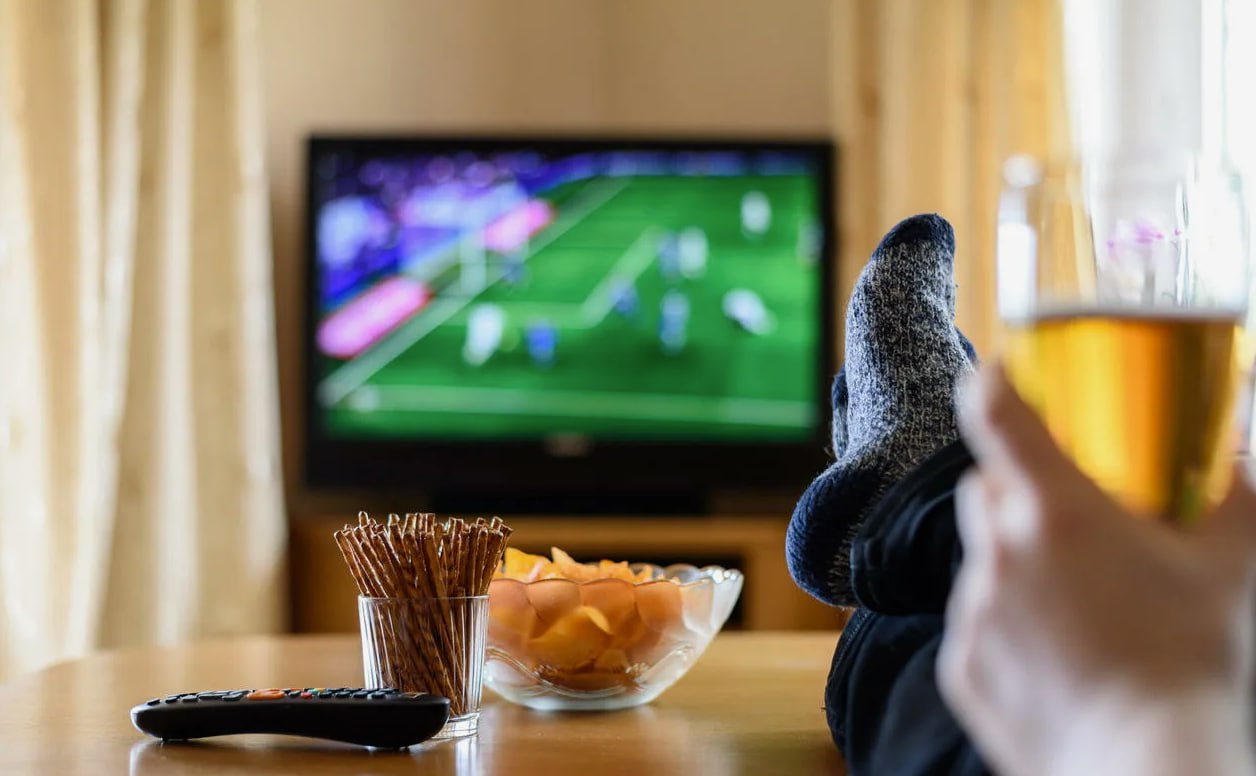 Заместитель президента РАО выступил против перехода на четырёхдневную рабочую неделю По мнению Геннадия Онищенко россияне не смогут придумать чем заняться в дополнительный выходной Ранее о постепенном переходе на четырёхдневную неделю в некоторых сферах говорил глава комитета Госдумы по труду Ярослав Нилов По его словам это будет происходить синергетически и эволюционно Онищенко в комментарии ТАСС сказал что подобный процесс навредит экономике а кроме того добавит новую проблему россиянам придумывать как отдыхать три дня в неделю Наши граждане умеют отдыхать или нет Вот представьте семь дней в неделе четыре мы работаем а три дня думаем куда себя деть сказал он Подписывайтесь на Подъём и выиграйте iPhone 17 Pro