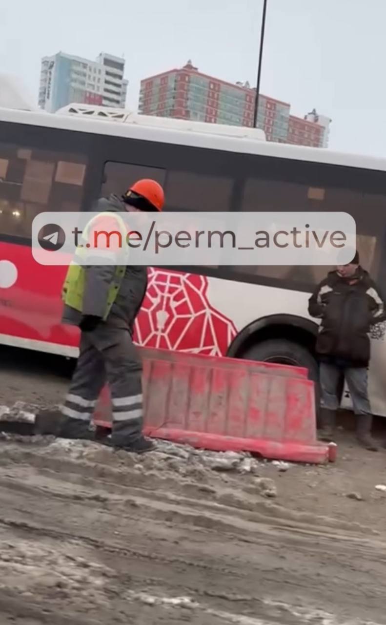 У Центрального рынка рынка в Перми автобус провалился под асфальт  В социальных сетях появились видео с кадрами, на которых автобус, следующий по шоссе Космонавтов, частично провалился под асфальт. По данным telegram-канала «Пермский транспорт», из-за невозможности проезда поврежденного участка на шоссе Космонавтов в направлении Гознака автобусы №3, 19, 30, 36, 45, 54, 55, 59, 72 и 77 разворачиваются на Центральном рынке.