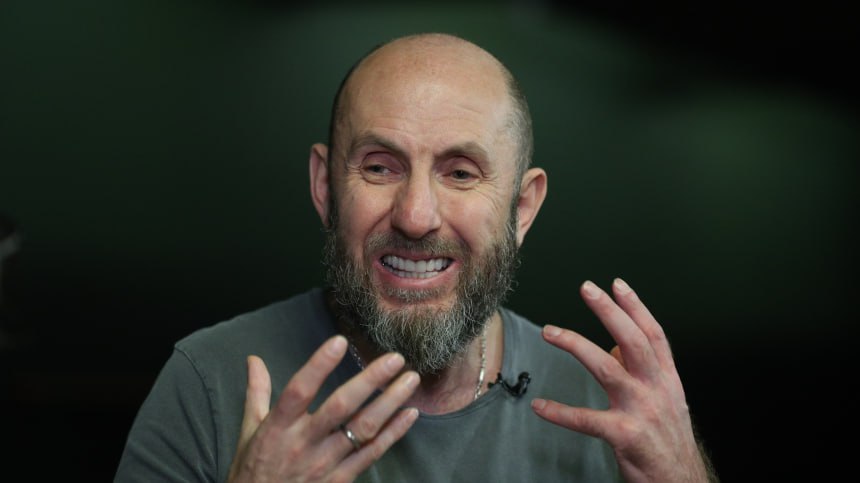 Владимир Кехман покидает должность художественного руководителя Михайловского театра Об этом со ссылкой на источники сообщает Фонтанка По данным издания Кехман и театр расторгли трудовой договор по соглашению сторон Исполняющим обязанности художественного руководителя назначен Александр Соловьёв работающий в труппе театра с 2020 го Ранее он занимал должности главного дирижёра и музыкального руководителя Михайловского театра В конце сентября прошлого года Кехман был освобождён от должности генерального директора МХАТ имени Горького В июле источники Известий в правоохранительных органах сообщили что Кехману было предъявлено обвинение в растрате