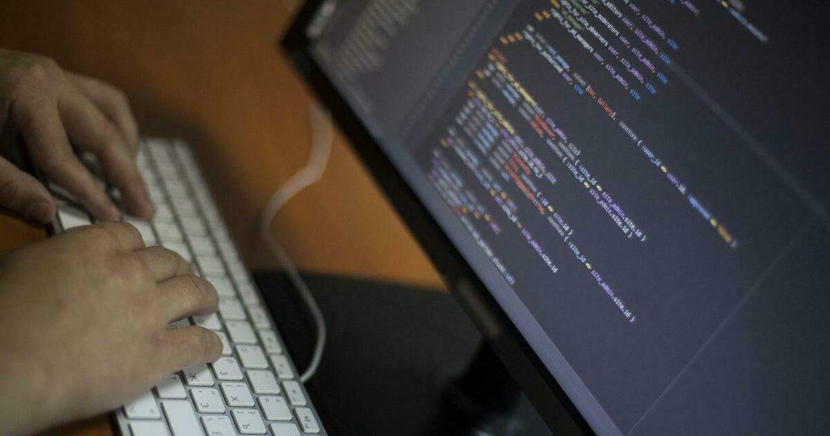 Логотип Госуслуг эксперт заявил что украинские мошенники тестируют новую схему После новогодних праздников многие россияне стали массово получать поддельные письма стилизованные под официальные уведомления от портала Госуслуги Об этом предупредил заслуженный юрист России учёный правовед Иван Соловьёв Украинские мошенники тестируют новую схему После новогодних праздников россияне начали массово получать рассылку на свою почту якобы от портала Госуслуги В частности на электронную почту приходит письмо с логотипом портала Госуслуги в котором говорится что к примеру в Киеве зафиксирован вход в ваш личный кабинет с нового устройства и советуют обратиться за помощью в службу поддержку по указанному номеру сказал Соловьёв Примечательно что в письме указывается что при отсутствии причастности пользователя никаких действий предпринимать не нужно Тем не менее рядом приводится номер телефона для обращения в службу поддержки По словам эксперта мошенники рассчитывают на мгновенную панику и беспокойство человека о безопасности своего аккаунта Желание доказать что он не находился в украинской столице может подтолкнуть жертву к звонку по указанному номеру Соловьёв пояснил что такой звонок запускает многоступенчатую схему обмана направленную не только на хищение денежных средств и данных но и на возможную вербовку для совершения противоправных действий таких как дропперство диверсии или соучастие в мошенничестве Специалист рекомендует немедленно удалять подобные сообщения не переходить по содержащимся в них ссылкам и ни в коем случае не звонить по указанным контактам Настоящая техподдержка Госуслуг никогда не использует подобные способы информирования пользователей