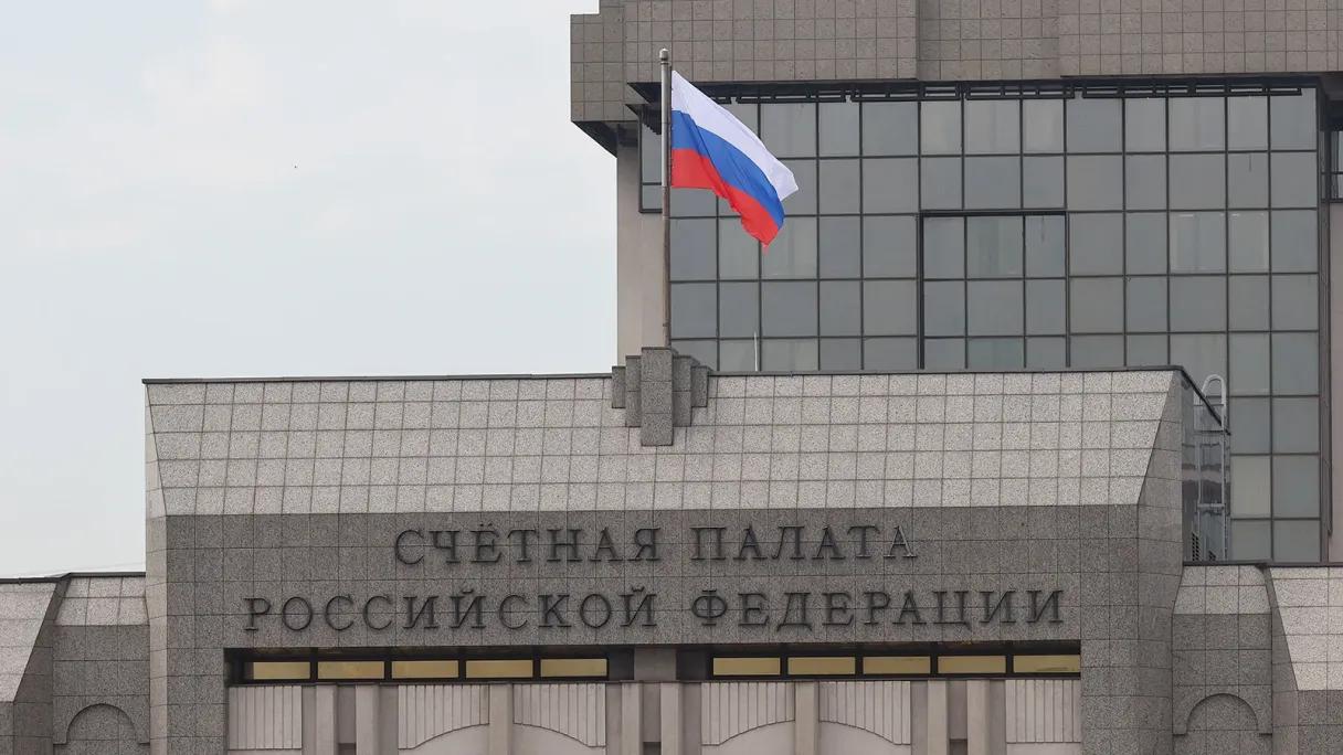 Счетная палата сочла безрезультатными более трети трат на помощь отстающим регионам  Порядка 36% средств, или почти 18 млрд рублей, выделенных на индивидуальные программы поддержки регионов, отстающих по показателям социально-экономического развития, не привели к достижению результатов. К таким выводам по итогам проверки пришла Счетная палата  СП .   Госаудиторы указывают, что в ряде случаев средства использовались нецелевым образом, а в некоторых эпизодах речь идет о нарушении законодательства.   В СП предлагают скорректировать параметры программ поддержки до 2030 года, а также провести прокурорскую проверку. В Минэке подчеркивают, что по инвестициям и созданию рабочих мест план в ходе реализации программ был перевыполнен.   Подробности на сайте Forbes   : Здание Счетной палаты России  Фото Алексея Орлова / Ведомости / ТАСС