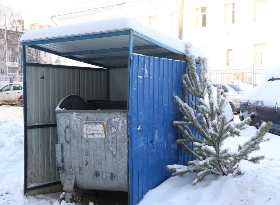 Тюменцев могут оштрафовать за выброс ёлки Новогодние красавицы не относятся к бытовым отходам поэтому выброс целой ёлки у контейнеров может повлечь штраф в размере 3 000 рублей Деревья нужно сдавать в специальные пункты переработки где древесину и хвою используют повторно для удобрений или подстилок для животных С 7 января по 15 февраля тюменцы могут отнести ёлку в один из пунктов приёма Экодом Сити Молл улица Тимофея Чаркова 60 Экодом Гудвин улица Максима Горького 70 2 Экодом Центральный улица Герцена 87А 2 НН ру Присылай новости ng72 bot NashGorodru Читать нас в MAX