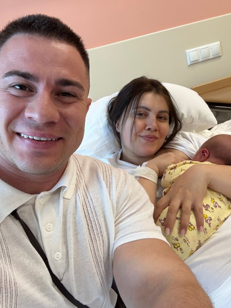В семье уфимского блогера Рустама Набиева родился сын Семья Индиры и Рустама Набиевых стала многодетной. В ночь на 11 июня у них родился сын, которого назвали Таир. Об этом Рустам сообщил в соцсетях. «Друзья, с радостью сообщаю Вам о том, что мы, официально, стали многодетной семьей! Наш малыш родился 11 июня в 00:35ч. Вес 3520 кг Рост 51 см». У Набиевых уже есть две дочери — София и Амина. Рустам, уроженец села Рапатово Чекмагушевского района, в 2015 году пережил трагедию. Во время службы в армии обрушилось здание казармы, и он оказался под завалами. Из-за полученных травм ему ампутировали обе ноги, после чего он получил статус инвалида первой группы. Обратная связь Подписаться