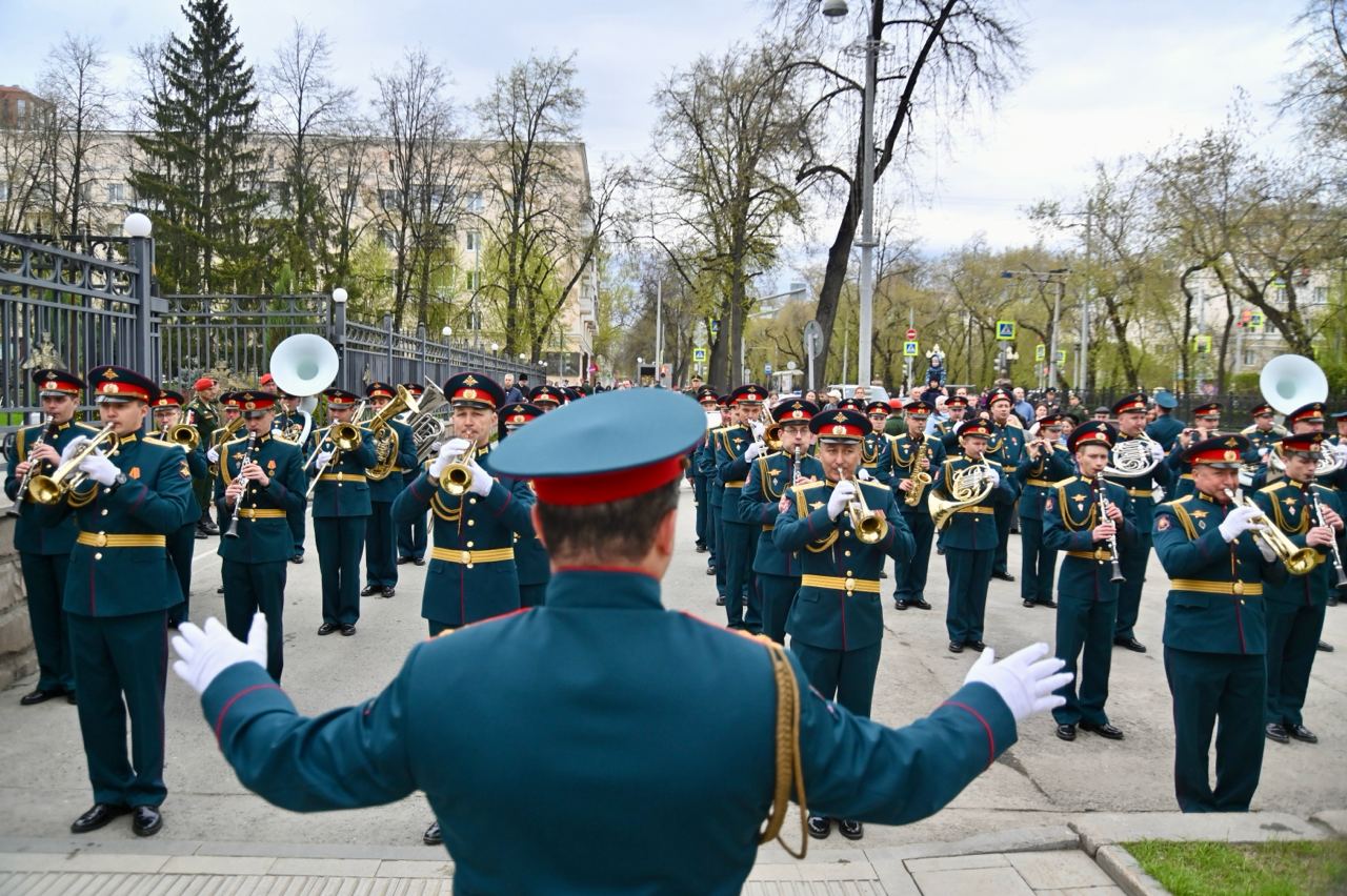 Руководитель Свердловской области Денис Паслер возложил цветы к памятнику маршалу Советского Союза Георгию Жукову в преддверии 80-й годовщины Победы в Великой Отечественной войне В рамках торжественного мероприятия цветы к памятнику возложили полномочный представитель Президента России в УрФО Артем Жога и председатель Законодательного собрания Свердловской области Людмила Бабушкина. В церемонии также участвовали врио командующего войсками Центрального военного округа Дмитрий Глушенков, первый губернатор Свердловской области Эдуард Россель, глава Екатеринбурга Алексей Орлов, митрополит Екатеринбургский и Верхотурский Евгений, а также руководители силовых ведомств, участники общественных и военно-патриотических организаций, юнармейцы. По традиции в торжественном мероприятии приняли участие ветераны и труженики тыла. О том, как прошло мероприятие — в фоторепортаже нашей Полины Зиновьевой. Полина Зиновьева, «Областная газета» Подписаться на «ОГ» Поддержать канал