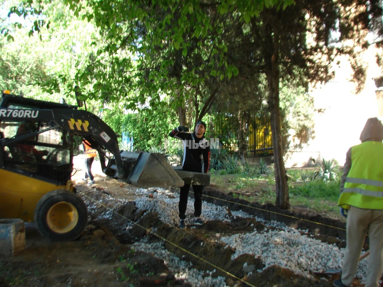 В районе остановки «Дружба« в Керчи делают новый тротуар Новый тротуар делают по улице Орджоникидзе в районе остановки «Дружба«, передает КерчьФМ. Работы ведутся с правой стороны, по направлению к центру города. Техника роет траншеи под бордюры, рабочие подрядчика разравнивают щебень... подробнее
