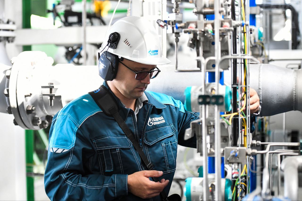 Вдвое больше чистого топлива в Амурской области проектируют вторую линию по сжижению газа Компания Газпром гелий сервис перешла к этапу проектирования второй очереди малотоннажного комплекса по сжижению природного газа КСПГ в Амурской области До этого провели инженерные изыскания и проработали ключевые техрешения для расширения мощностей Новая линия будет производить 1 5 тонны СПГ в час 12 6 тыс тонн в год После запуска второй очереди общая мощность комплекса вырастет вдвое до 3 тонн в час или 25 2 тыс тонн СПГ в год Сжиженный газ уже сейчас используют в регионе для работы котельной в микрорайоне Амурсельмаш в Белогорске это помогает автономной газификации жилого сектора для заправки автопарка Газпром гелий сервис который перевозит продукцию Амурского ГПЗ для автобусов доставляющих персонал строящегося Амурского газохимического комплекса в Свободном Расширение КСПГ нужно чтобы закрыть растущие потребности собственного транспорта компании в экологичном моторном топливе Действующий комплекс работает в Свободненском районе Амурской области с 2023 года сырьё поступает из газопровода Сила Сибири Газпром гелий сервис специализируется на криогенных технологиях и уже создал крупнейший в России автопарк на СПГ Этот автофлот обеспечивает перевозку сжиженных газов как по России так и за рубеж формируя на Дальнем Востоке целостную инфраструктуру производства и использования газомоторного топлива В Свободном газ подключили в частные дома это первый город в Приамурье с газификацией домовладений Второй этап газификации начался в Амурской области Главное про Дальний Восток