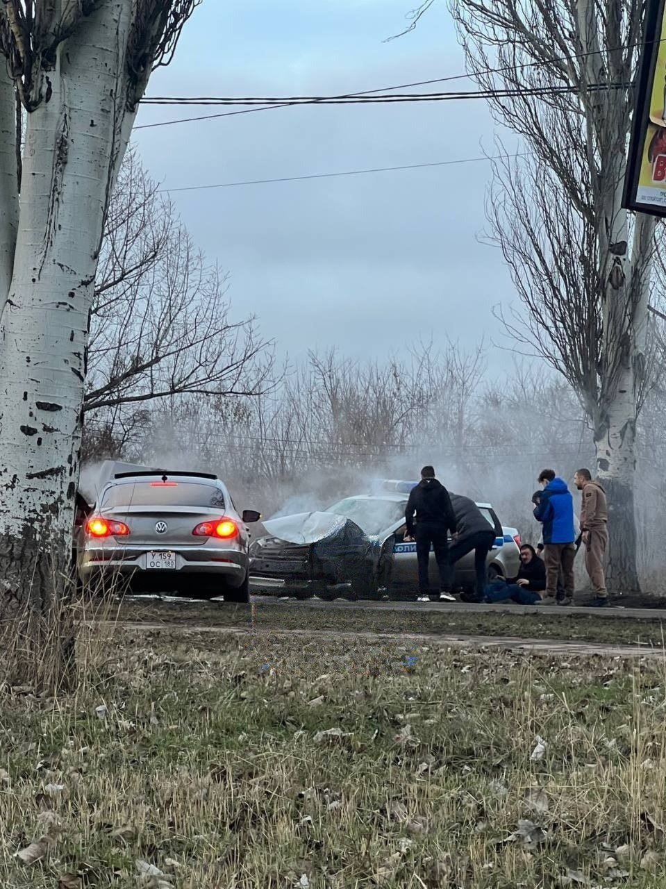 На Красном рынке в Макеевке произошло столкновение полицейской машины с двумя гражданскими автомобилями.  По предварительной информации, есть пострадавшие.   На место происшествия уже прибыли инспекторы ГАИ и бригада скорой помощи     Подписаться    Написать в редакцию    Поддержать Донбасс