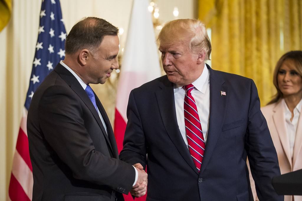 Дуда отметил, что отсутствие Трампа на саммите НАТО будет значительной проблемой для альянса. Согласно информации от издания Der Spiegel, Трамп может не посетить саммит НАТО, если государства-участники не начнут увеличивать свои военные бюджеты.