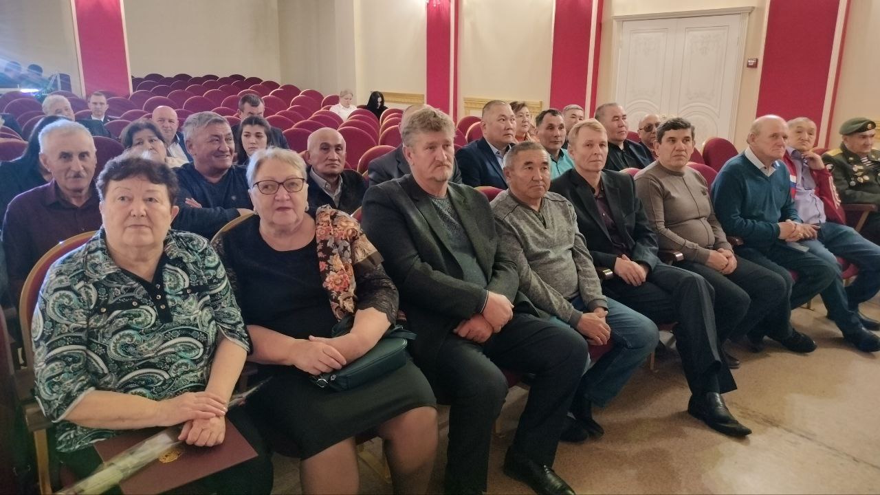 День полиции отметили музыкальным праздником и чествованием ветеранов и действующих сотрудников отдела Традиционно в этот торжественный день ветераны и сотрудники полиции встречаются у обелиска Огонь Славы в городском парке чтобы провести церемонию возложения цветов и венков отдать дань памяти погибшим в разных войнах палласовцам кто своей жизнью пожертвовал ради будущего нашего Отечества На сцене районного дома культуры прошел праздничный концерт посвященный Дню сотрудника органов внутренних дел РФ Торжественное мероприятие собрало ветеранов службы представителей правоохранительных органов членов семей и всех желающих разделить радость от профессионального праздника На сцене выступили известные солисты РДК и коллективы нашего района исполнившие песни танцы и музыкальные композиции наполненные патриотизмом и уважением к труду сотрудников внутренних дел Особое внимание было уделено церемонии награждения лучших сотрудников ОМВД России по Палласовскому району и ветеранов службы чей богатый опыт перенимают молодые сотрудники полиции Слова поздравления и благодарности за нелегкую но столь нужную людям службу прозвучали от главы Палласовского муниципального района В В Толмачëва главы городского поселения г Палласовки И А Черновалова начальника отдела МВД России по Палласовскому району подполковника А В Перченко и руководителя ветеранского сообщества Ю В Харькова Были вручены ведомственные награды грамоты и благодарности сотрудникам проявившим себя с лучшей стороны в службе общественной и ветеранской деятельности Служба полицейского тяжела и ответственна требует мужества и самоотверженности Мы сегодня чествуем тех чья преданность делу достойна уважения сказал глава Палласовского района Атмосферу торжества дополнил душевный музыкальный и хореографический репертуар который вызвал теплые эмоций у гостей мероприятия Каждый номер концерта был встречен бурными аплодисментами зрителей создав атмосферу единения и гордости за тех кто ежедневно стоит на страже закона и порядка Праздник подарил чувство сплочённости и благодарности каждому сотруднику полиции став ярким событием и важным поводом выразить уважение людям защищающим нашу безопасность и спокойствие С праздником сотрудники ОМВД России по Палласовскому району и ветераны службы