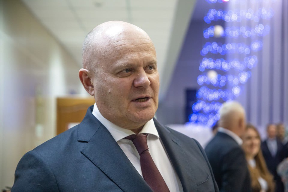 Появилась информация о задержании мэра Красноярска Владислава Логинова Утром 9 июня появилась информация о возможном задержании главы Красноярска Владислава Логинова. Эти сообщения «КП-Красноярск» подтвердил источник в правоохранительных органах. Причина задержания мэра неизвестна. Сейчас в администрации города проводятся обыски. Как пишут местные телеграм-каналы, Логинова вызвали на допрос в Следственный комитет. Пресс-служба регионального ведомства уточнила, что «официальный комментарий будет от центрального аппарата». В краевом УФСБ информацию о задержании мэра не подтвердили и не опровергли.
