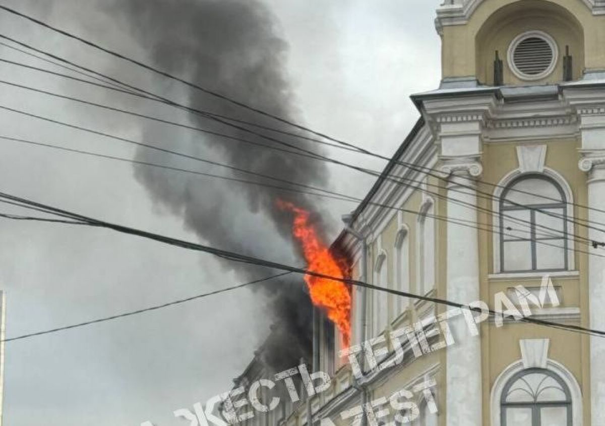 В Туле на улице Советской горит здание  Огонь из окон третьего этажа здания на улице Советской, 15 в настоящее время фиксируют жители областного центра.  Читать далее...    TULA.SMI   Подписаться