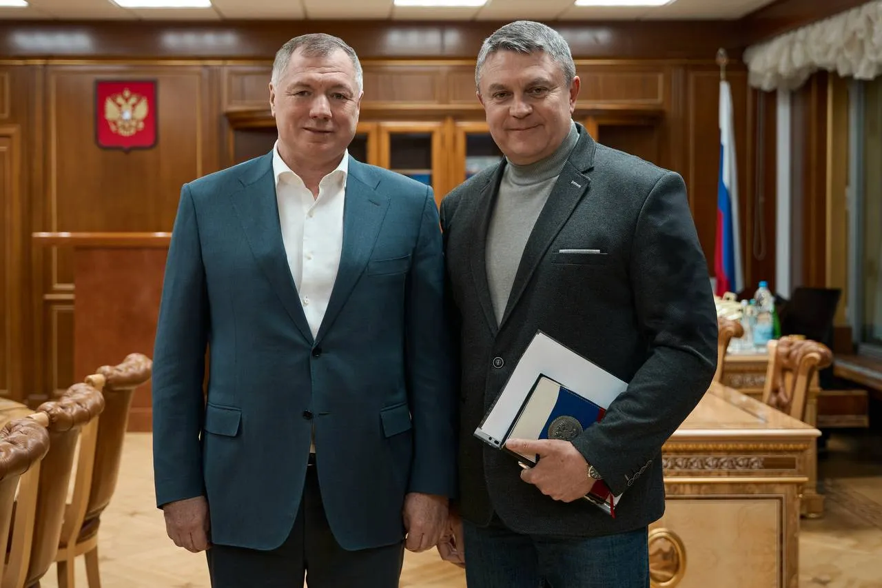 Провёл рабочую встречу с главой Луганской Народной Республики Леонидом Ивановичем Пасечником на которой обсудили развитие инфраструктуры и экономики региона По блоку жилья набраны хорошие темпы Луганск вошёл в тридцатку населённых пунктов с около 400 000 жителями по объёму жилищной застройки В ближайшее время будут выданы разрешения на строительство ещё порядка 10 жилых комплексов Надо и дальше набирать обороты потому что у республики есть все возможности для создания современной среды для жизни Это и свободные земельные участки и средства для создания коммунальной инфраструктуры и удобная логистика заинтересованные застройщики как местные так и федеральные Кроме того строительные компании становятся участниками свободной экономической зоны под управлением ФРТ а в общей сложности её механизмы позволили привлечь для оживления экономики региона свыше 180 инвесторов Также хочу отметить что в ЛНР работают почти 560 муниципальных и межмуниципальных маршрутов для их покрытия поставлено 730 единиц транспорта И прежде всего для обеспечения безопасности пассажирских перевозок на дорогах должно быть качественное покрытие В этом году по плану в ЛНР приведут в нормативное состояние ещё порядка 800 км