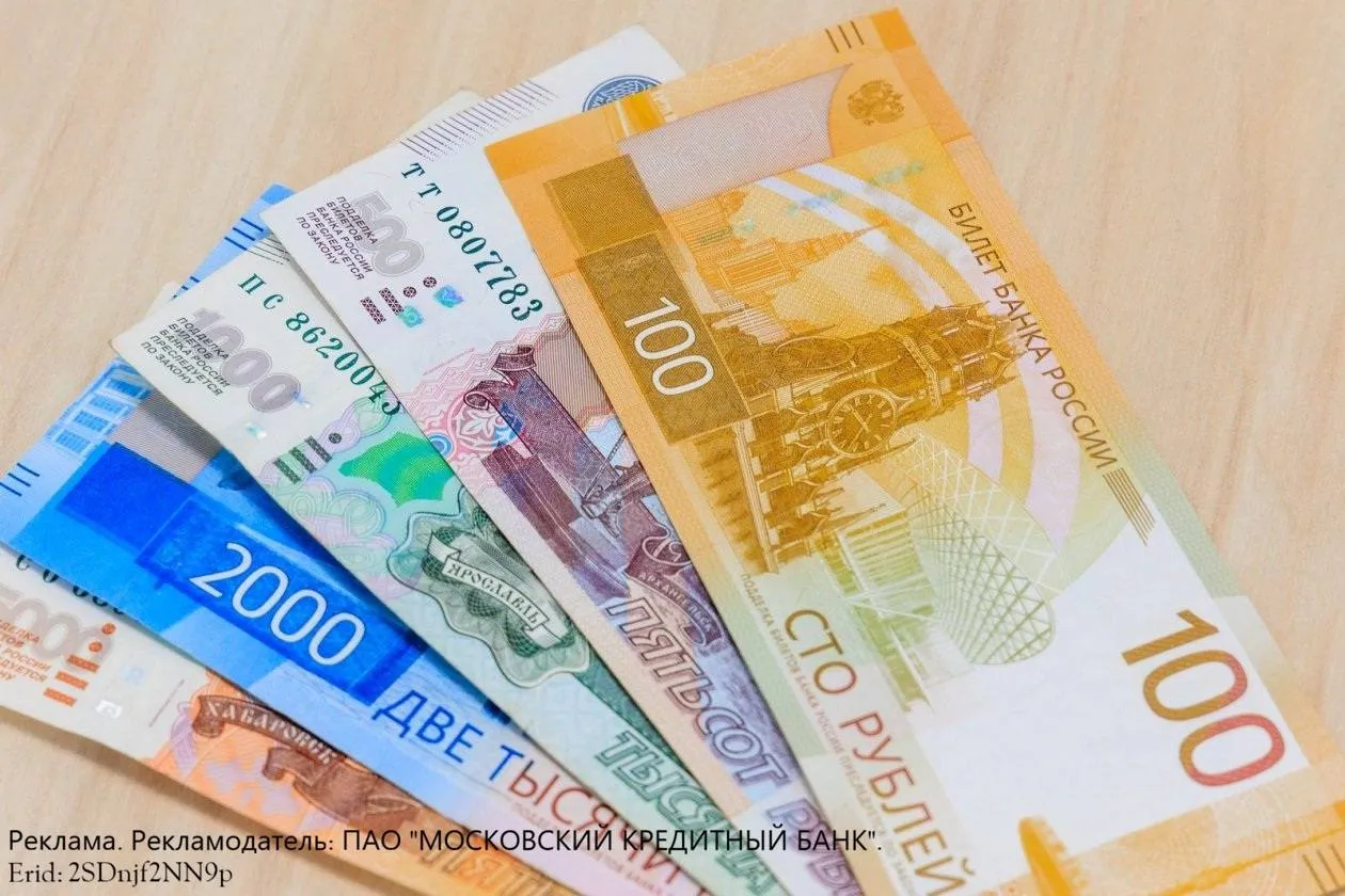 Финансовые продукты МКБ стали доступны на Дальнем Востоке в Сибири и на Урале 13 апреля Московский кредитный банк МКБ начал обслуживать клиентов на Дальнем Востоке в Сибири и Урале предлагая им широкие возможности в сфере современного банковского обслуживания Клиенты в шести федеральных округах от Петропавловска Камчатского до Калининграда могут получать выгодные условия по сберегательным продуктам накопительным счетам вкладам ипотеке кредитам счетам и картам страховым и другим продуктам в удаленных территориальных точках обслуживания открытых в офисах Дальневосточного банка ДВБ сообщает пресс служба МКБ Это стало возможным в преддверии процесса объединения с ДВБ крупным региональным банком который известен на рынке уже 35 лет и за это время заслужил высокую репутацию МКБ и ДВБ дополняют друг друга по географическому покрытию экспертизе в том числе учитывающей специфику регионов присутствия и отраслей экономики МБК уже обслуживает корпоративных клиентов Дальнем Востоке в Сибири и на Урале поэтому объединение двух финансово кредитных организаций поможет Банку стать к ним ближе еще более оперативно решая поступающие от них вопросы Для клиентов ДВБ в свою очередь это более широкие возможности с точки зрения финансирования и развития их бизнеса   Сети офисов банков будут полностью объединены в 2026 году