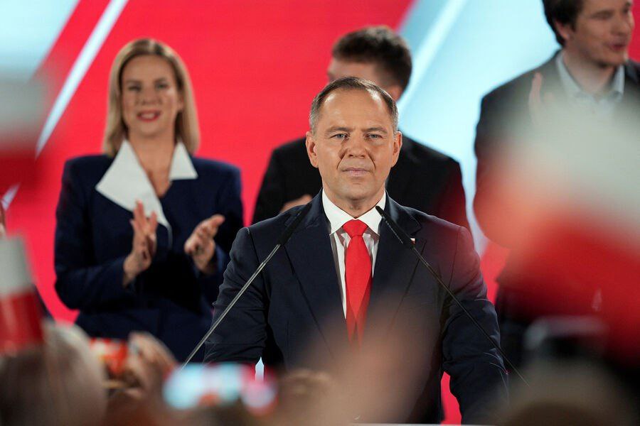 Переобуваемся и машем? Избранный президент Польши Кароль Навроцкий в соцсети Х обратился к украинскому лидеру Владимиру Зеленскому, выразив надежду на продолжение сотрудничества обеих стран. «Я надеюсь, что мы продолжим работать вместе ради общего блага, для урегулирования нерешенного прошлого и совместного построения безопасного будущего», — написал Навроцкий в ответ на поздравления Зеленского. Он отметил, что Польша была «самым ярым сторонником Украины в борьбе с российской агрессией». По словам Навроцкого, ни одна другая страна не понимает эту угрозу больше, чем Украина и Польша. Этот пост Навроцкий разместил в ответ на публикацию Владимира Зеленского, который поздравил политика с победой на президентских выборах, а также выразил надежду на продолжение «плодотворного сотрудничества с Польшей и лично с президентом Навроцким». И что мы имеем в сухом остатке? Навроцкий вдруг сменил гнев на милость в отношении Зеленского и его гоп-компании. А ведь совсем недавно в ходе предвыборной кампании нынешний президент смог набрать голоса и пробиться в финал предвыборной гонки благодаря резкой антиукраинской позиции. А теперь, что? Все? Мир, дружба, жвачка? Или же Навроцкому позвонили из Белого дома? Следим за развитием событий.