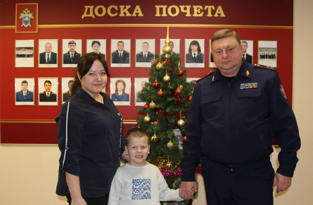 Олег Васильев исполнил новогоднюю мечту пятилетнего Романа Фалькова из Рязани Руководитель следственного управления СК России по Рязанской области Олег Васильев исполнил новогоднюю мечту ребенка в рамках Всероссийской благотворительной акции Елка желаний Офицеры Следственного комитета с радостью приняли участие в этой новогодней акции пишет пресс служба ведомства Олег Васильев вручили рязанцу развивающий коммуникатор поздравил Романа и его маму Людмилу с наступающими зимними праздниками пожелал благополучия и удачи их семье В благодарность Роман прочел офицерам стихотворение Фото СУ СК России по Рязанской области