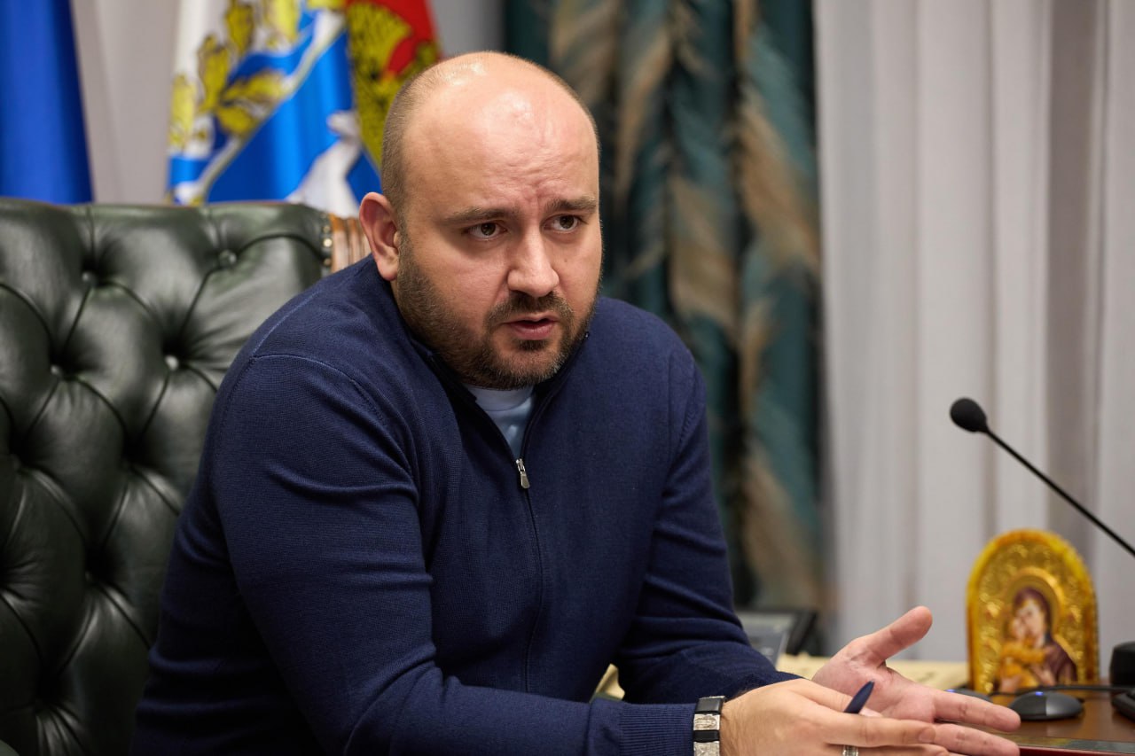 В воскресенье 22 февраля глава 63 региона Вячеслав Федорищев сделал публичное заявление Дорогие друзья Сегодня Прощеное воскресенье светлый по настоящему добрый праздник Этот день замечательный повод примириться особенно со своими родными и близкими если вдруг есть недопонимания От всего сердца прошу прощения если кого то обидел словом или поступком Желаю вам мира и согласия Берегите своих близких и родных написал в своем канале в мессенджере MAX губернатор Самарской области позже такой же пост появился и в тг канале главы региона