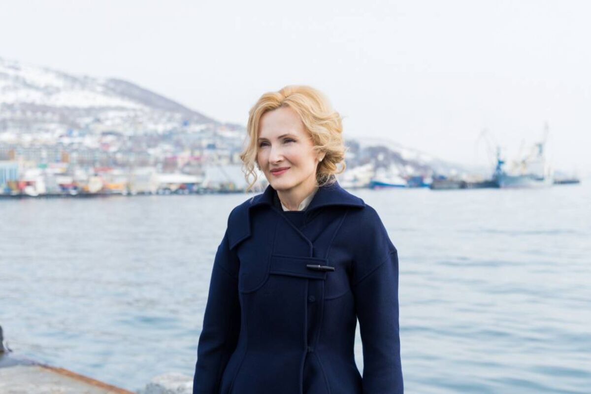 Ирина Яровая работает на Камчатке Вице спикер Госдумы Ирина Яровая начала рабочую поездку на Камчатке Программа составлена так чтобы охватить сразу несколько ключевых направлений жизни региона от образования и рыболовства до сохранения исторической памяти Политик встретится с учителями рыбаками сельхозпроизводителями представителями силовых ведомств и поисковых движений Особое внимание будет уделено образовательной сфере Яровая посетит строящийся корпус Елизовской школы 1 имени Ломоносова для которого удалось добиться федерального финансирования Кроме того она примет участие в августовском совещании педагогов В повестке также значимая часть посвящённая рыболовной отрасли Вице спикер посетит фабрику Рыболовецкого колхоза имени Ленина куда приглашена и глава Минсельхоза Оксана Лут Отдельный блок поездки связан с исторической темой встречи с поисковиками вернувшимися с экспедиции на Шумшу и камчатским историком Ириной Витер Завершат визит участие в конференции регионального отделения Единой России и приветствие спортсменов на турнире Лига боевого самбо