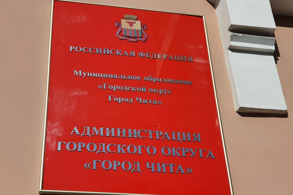 Экс-чиновницу городской мэрии осудили за махинации  В 2022 году, готовясь к выходу на пенсию, Мельникова представила комиссии по назначению пенсий документы с недостоверными сведениями о своем среднемесячном заработке. В справку были внесены фиктивные премии «за выполнение особо важных и сложных заданий», которые фактически не выплачивались.  В результате этих действий пенсия экс-чиновницы была установлена на 10 033,83 рубля выше положенной суммы. За период с августа 2022 по март 2024 года она незаконно получила 203 737,9 рублей.  Нарушение было выявлено в 2024 году при проверке Контрольно-счетной палаты.   Суд приговорил Мельникову к условному сроку в 3 года с испытательным периодом такой же продолжительности. Кроме того, ей запрещено занимать должности в органах местного самоуправления, связанные с организационно-распорядительными и административно-хозяйственными функциями, в течение 2 лет и 6 месяцев.