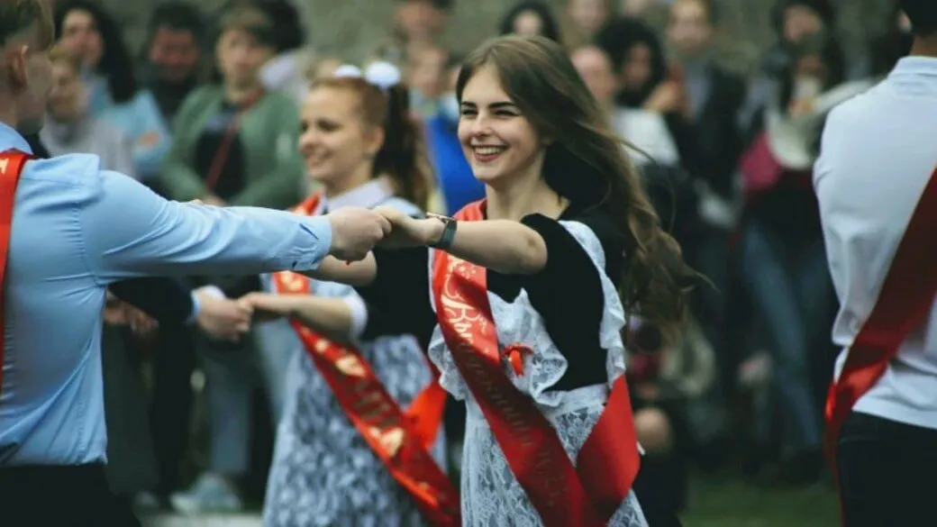 В Барнауле утвердили день проведения последних звонков 26 мая Торжественные линейки посвященные последнему звонку для одиннадцатиклассников пройдут во вторник 26 мая А вот для девятиклассников каждая школа выбирает дату самостоятельно сообщили в городском комитете по образованию Фото Екатерина Смолихина amic ru