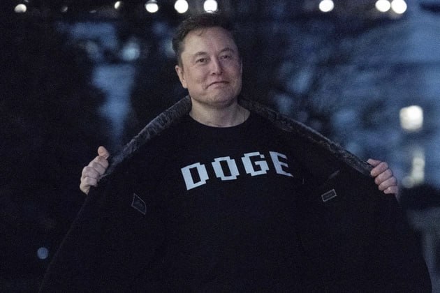 По меньшей мере восемь сотрудников руководящего звена в ведомстве по повышению эффективности работы правительства США  DOGE , которое курировал Илон Маск, уволились после его ухода с госслужбы. Об этом сообщила газета Politico со ссылкой на источники.  По их информации, DOGE также покинули как минимум семь программистов, часть из них имела доступ к гостайне, и еще три планируют уволиться.  Собеседник издания в Белом доме отметил, что многие работники ведомства Маска изначально были наняты по срочным контрактам. "Представители руководства DOGE никогда не собирались строить карьеру на госслужбе", - пояснил он.