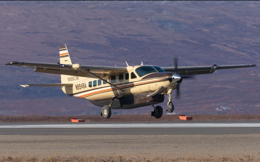 В США очередное серьезное авиапроисшествие с пассажирским самолетом. Cessna 208B авиакомпании Bering Air пропала на Аляске. На борту были пилот и 10 пассажиров. Пропавший борт ищут, однако большая часть маршрута проходила над морем, так что вероятность успеха невелика.