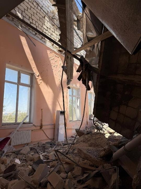 После обрушения крыши школы в Мангистау возбудили уголовное дело  По факту обрушения крыши школы в посёлке Курык Каракиянского района начали досудебное расследование.  Дело возбудили по части 2 статьи 278 УК РК — «Нарушение требований безопасности при приёмке в эксплуатацию или допуске в эксплуатацию зданий, сооружений или их частей».  Накануне на место происшествия прибыла комиссия. Областные власти представлял первый вице-аким региона Ербол Избергенов.  «Посторонним лицам временно запрещён вход на территорию школы. Информацию о предстоящих ремонтных работах и конкретных решениях объявим позднее», — сообщили в акимате.  • Фото: акимат Мангистауской области.