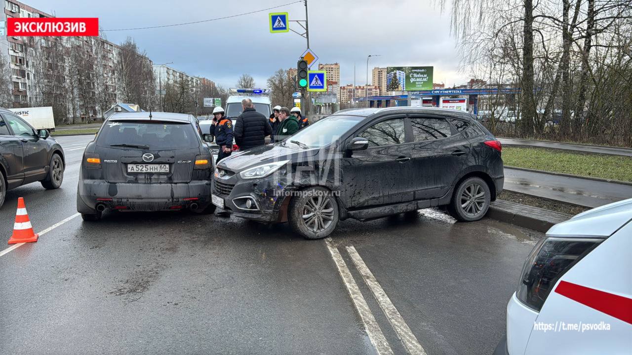 Два человека пострадали в результате тройного ДТП на Рижском проспекте  В Пскове, на Рижском проспекте, напротив АЗС Сургутнефтегаз, произошло столкновение трех автомобилей.  В результате ДТП пострадали два человека. Помощь им оказываются на месте. Решается вопрос о госпитализации.  На месте работают медицина катастроф, спасатели АСС, сотрудники ГАИ.  Обстоятельства произошедшего выясняются.  #Псков