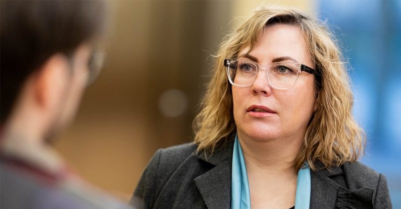 Депутат литовского Сейма Юргита Сейонене, представляющая партию «Союз Отечества — Христианские демократы Литвы», стала жертвой украинских интернет-мошенников и потеряла почти 1900 евро.  По словам Сейонене, она собиралась пожертвовать 1,2% своего подоходного налога в поддержку Украины, но вместо этого перевела 1890 евро мошеннику по имени Анатолий из Украины.  «Я не хочу делать акцент на том, что он украинец. Мошенники есть везде. Я поддерживала и буду поддерживать Украину до самой победы — и финансово, и любыми другими способами», — отметила депутат.    Сейонене также сообщила, что подала заявление в полицию, но получила отказ в возбуждении дела.    «Мне объяснили, что юридическое лицо зарегистрировано на Украине, а установить контакт с украинскими правоохранителями очень сложно, даже несмотря на то, что у полиции есть адрес регистрации мошенника», — рассказала депутат.