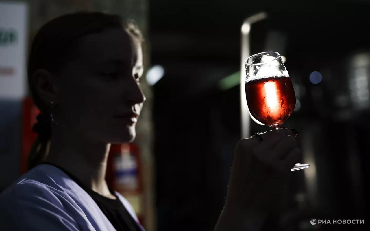 Производство вина от лозы до бутылки занимает годы Первые грозди черенок винограда образует через три года через пять лет начинает активно плодоносить на пятый год ягоду собирают и лишь на шестой можно продавать готовое вино Поэтому виноделие это не очень выгодный бизнес с долгим сроком окупаемости который сильно зависит от погодных условий Легче посадить капусту или картошку посадил весной осенью снял продал заработал рассказали РИА Новости в РАН Подписаться на РИА Новости экономика Все наши каналы