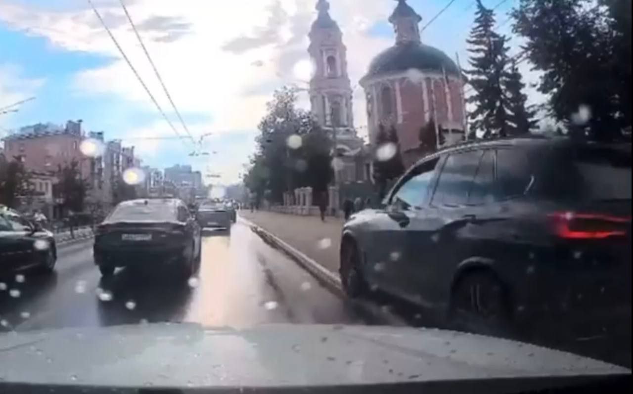 Кадры в сети помогли поймать любителя ездить по тротуарам Полицейские увидели в соцсетях видео, как внедорожник едет по тротуару в самом центре Калуги. Личность быстро установили: нарушителем оказался 22-летний житель Московской области. За проезд по пешеходной части он заплатит штраф — 2 000 рублей. Прислать новость Заказать рекламу