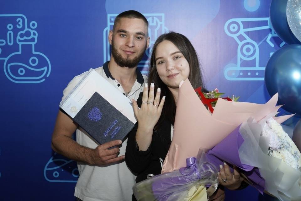 В вузе Волгограда вручение дипломов студентам завершилось предложением о замужестве Дипломы выпускникам вручались в волжском филиале ВолгГТУ. 1 июля в Волжском политехническом институте, филиале Волгоградского государственного технического университета состоялось вручение дипломов студентам очной формы обучения. Во время торжественной церемонии одна из выпускниц получила предложение о замужестве, рассказали "Городским вестям" в пресс-службе вуза. Абсолютно не по сценарию с букетом цветов на сцену вышел молодой человек. Он в дополнение к диплому предложил выпускнице вуза Алевтине Кочетковой выйти за него замуж. Девушка ответила "Да!". Присутствующие аплодисментами и восторженными возгласами поддержали пару.
