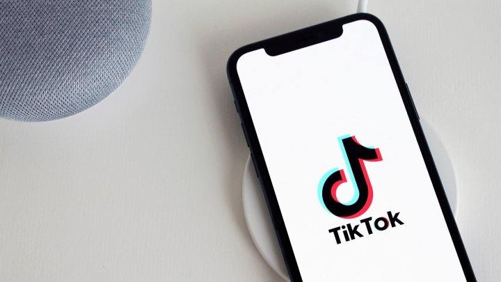 TikTok по времени: Аида Балаева рассказала о новой функции платформы для родителей   Теперь родители могут ограничивать доступ детей в TikTok в заданные часы. Об этом министр культуры и информации Аида Балаева рассказала в своём фейсбуке.   «Платформа объявила о запуске нового функционала, направленного на создание безопасной цифровой среды для молодёжи и помощь родителям в управлении активностью их детей в приложении», — написала глава Минкультуры.   Новая настройка TikTok «Неактивное время» позволяет родителям ограничивать доступ ребёнка к приложению в определённое время. Например, ночью или когда он на учёбе.   Также родители могут создавать расписание для цифрового детокса подростка и одобрять его запросы на использование приложения в часы ограничения доступа.   Помимо этого, теперь родители смогут видеть, кого их ребёнок отслеживает в TikTok, кто на него подписан, а кто находится «в блоке».   «В ближайшие месяцы TikTok также добавит функцию, позволяющую подросткам сообщать родителям о контенте, который потенциально может нарушать правила сообщества платформы, даже если родительский контроль не был активирован», — добавила министр.  Ранее глава министерства обратилась к казахстанцам с просьбой проявлять осторожность в соцсетях.   • Фото: Pixabay.