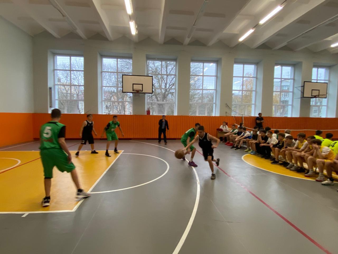 В Ставрополе завершается школьная спартакиада впереди финалы по баскетболу и волейболу После соревнований по футболу и шахматам школьники переходят к финальным матчам по баскетболу и волейболу где определятся победители этого года Финальный этап Спартакиады открыт соревнованиями по баскетболу команды всех школ отдельно девушки и юноши борются за победу Для ребят это не просто спортивное событие а возможность проявить характер командный дух и стремление к победе отметил глава Ставрополя Иван Ульянченко Главный приз для победителей средства на создание или обновление спортивной инфраструктуры 3 млн рублей за первое место 2 млн за второе и 1 млн за третье Новые площадки залы и оборудование помогут школам расширить возможности для занятий физкультурой Спартакиада проводится с 2023 года и ежегодно объединяет тысячи школьников Итоги сезона подведут в декабре а новые проекты по созданию спортобъектов будут реализованы уже в следующем году