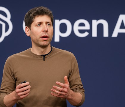 OpenAI обогнала SpaceX став самой дорогой частной компанией в истории OpenAI разработчик ChatGPT официально стала самой дорогой частной компанией в мире По данным Reuters ее оценка достигла 500 млрд Это произошло аккурат после сделки в рамках которой нынешние и бывшие сотрудники компании продали акций на 6 6 млрд консорциуму инвесторов
