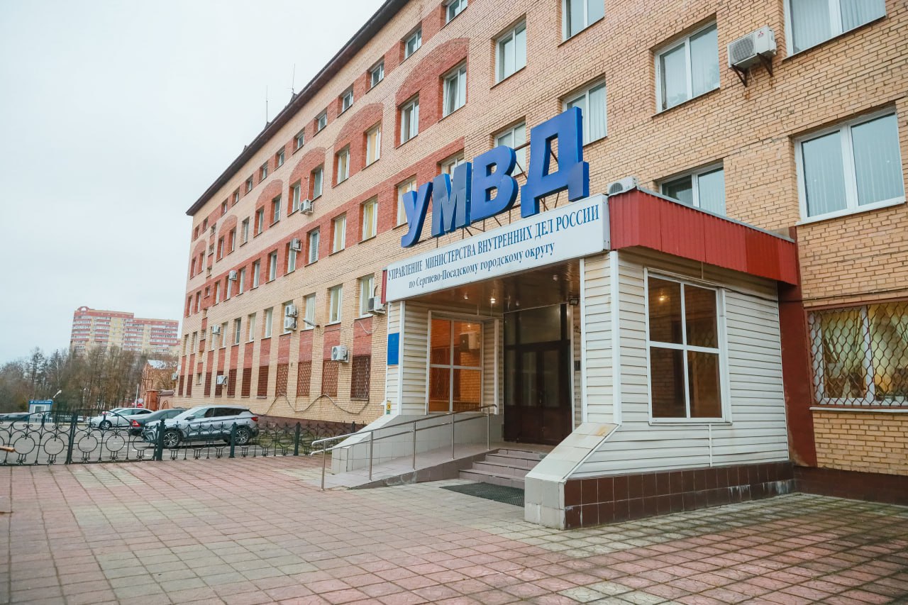 Полицейские в Сергиевом Посаде задержали подозреваемую в содержании наркопритона Сотрудниками отделения по контролю за оборотом наркотиков УМВД России по Сергиево Посадскому городскому округу в результате оперативно розыскных мероприятий задержана местная жительница подозреваемая в организации притона для потребления наркотических средств Установлено что фигурантка систематически предоставляла принадлежащую ей квартиру своим наркозависимым знакомым Во время посещения квартиры сотрудниками полиции обнаружены трое местных жителей находящихся в состоянии наркотического опьянения что подтверждено результатами медицинского освидетельствования Они были привлечены к административной ответственности по ст 6 9 КоАП РФ В отношении злоумышленницы дознавателем отдела дознания УМВД возбуждено уголовное дело по ст 232 Уголовного кодекса Российской Федерации Фигурантке избрана мера пресечения в виде подписки о невыезде и надлежащем поведении ТВР24 в национальном мессенджере МАХ