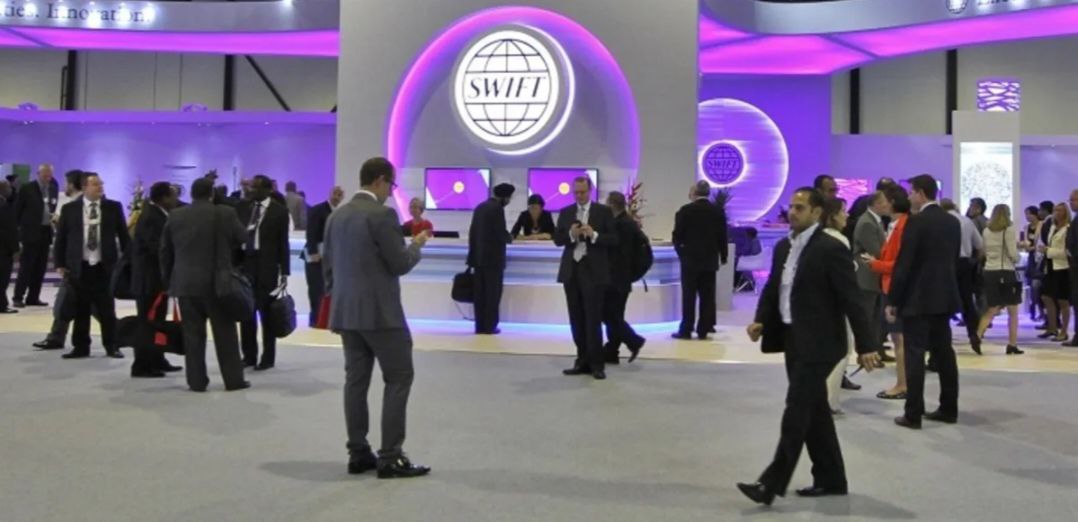 Американская Торговая Палата заинтересована в подключении банков России к SWIFT. По данным главы Торговой Палаты США Роберта Эйджи, проблема в том, что SWIFT не находится под полным контролем США - доля в нем принадлежит ЕС где настроения совсем другие. Но Эйджи отметил что есть и другие способы и механизмы платежей помимо SWIFT - так что при желании, есть где развернуться.