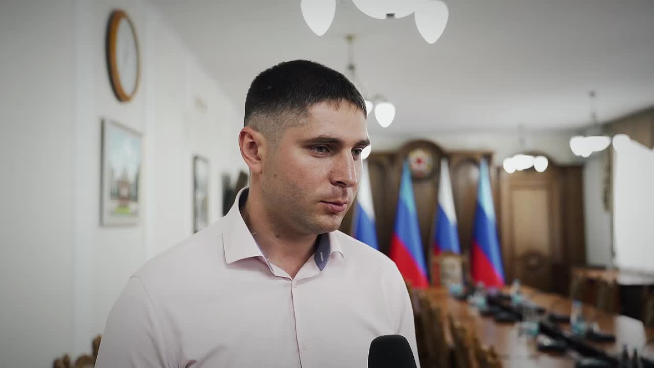 Леонид Пасечник наставляет ветерана Владимира Бобцова в рамках проекта «Герои Луганщины»