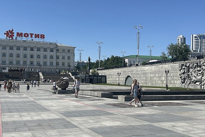 В Екатеринбурге запретят размещать вывески на крышах зданий Власти Екатеринбурга запретят размещать вывески на крышах зданий сообщил замдиректора департамента архитектуры градостроительства и регулирования земельных отношений Алексей Черноскутов во время форума 100 TechnoBuild Администрация готовит внесение изменений которые будут исключать применение крышных вывесок цитирует Черноскутова издание ЕАН В качестве примера он назвал таблички Мотив на Плотинке и Rolex на ТЦ Европа uralweb ru