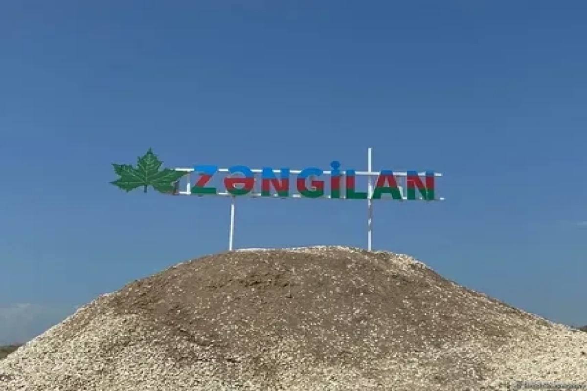 Аккредитованные в Азербайджане дипломаты отправились в Джебраил и Зангилан АПА По поручению Президента Азербайджанской Республики 31 октября 2025 года началась поездка в Джебраильский и Зангиланский районы руководителей посольств и представительств международных организаций аккредитованных в нашей стране В поездке принимают участие более 100 представителей из 51 страны и 12 международных организаций В ходе поездки которая проходит при сопровождении помощника Президента Азербайджанской Республики начальника отдела внешнеполитических вопросов Администрации Президента Хикмета Гаджиева дипломаты ознакомятся с восстановительными работами в Джебраильском и Зангиланском районах проектами программы Большое возвращение и Зангезурского коридора Также они посетят посёлок Агбенд где осмотрят строительство железнодорожных и автодорог vesti az